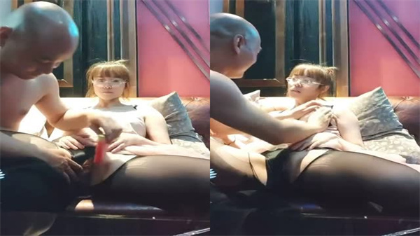 包间3P激战！黑丝巨乳眼镜骚妇与两狼友狂野交欢