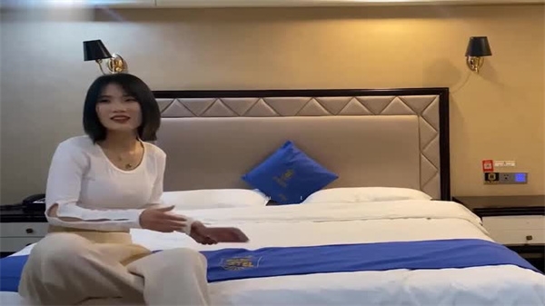 花臂哥酒店私拍：缺钱少妇饥渴难耐，主动骑乘用肉偿房租