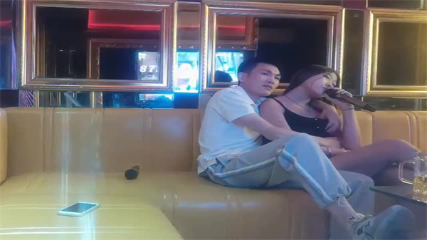 KTV包房偷拍！骚气美女主动献身，被怨种探花狂干内射
